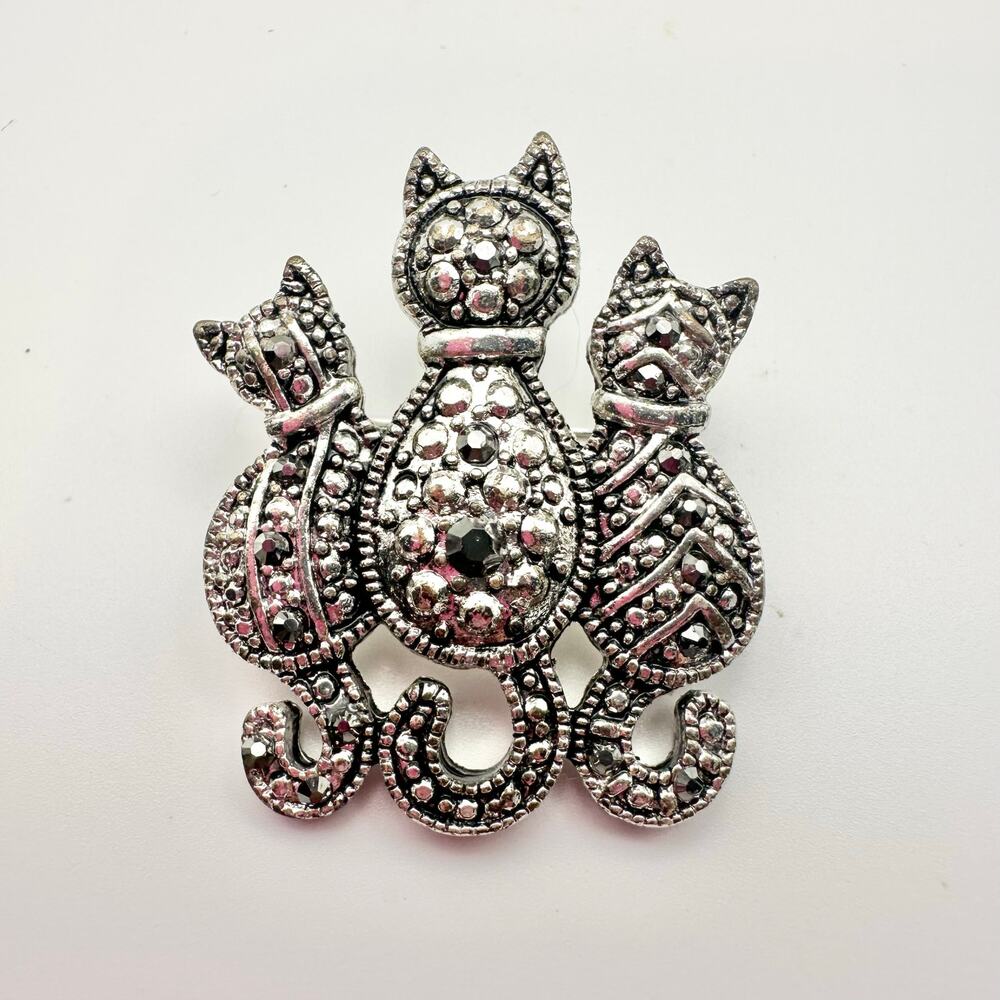 Silver Tone Pewter Sitting Cats Trio Curled Tails Marcasite Brooch Pin Cat Lover